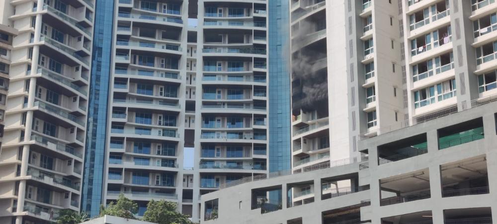 The Weekend Leader - One falls to death as fire breaks out in 61-storey Mumbai building